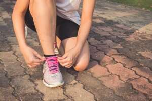 Atando cordón de zapatillas para correr